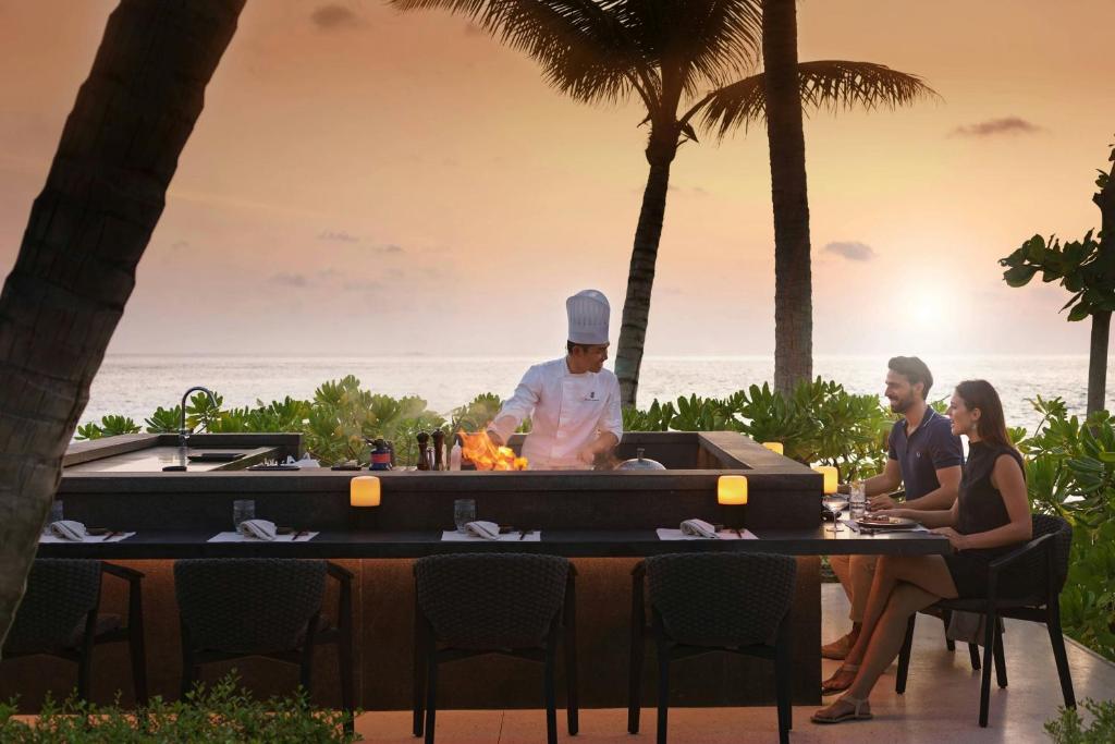 Chef preparando experiências gastronômicas ao vivo no resort Kuredhivaru