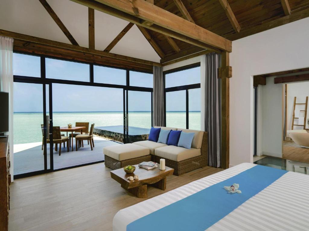 Suite premium com vista para o mar no Kuredhivaru Resort Maldivas