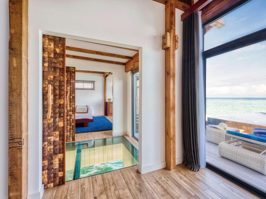 Sala de estar espaçosa no bangalô overwater do Kuredhivaru Resort