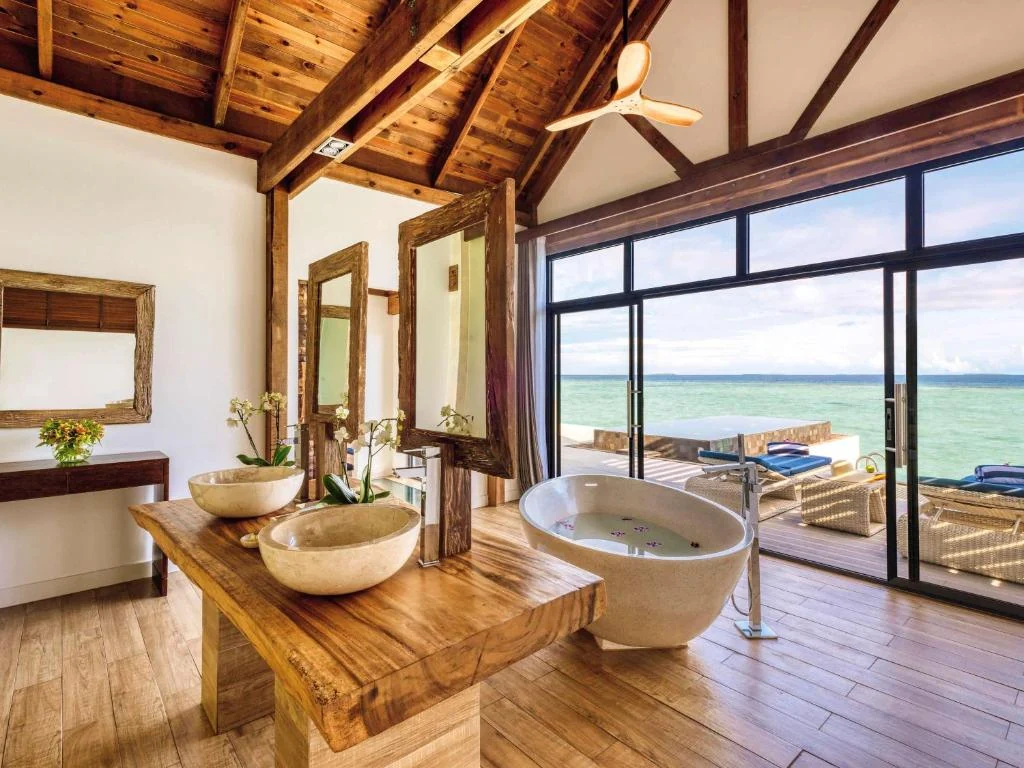 Banheiro de luxo com vista para o oceano Índico nas Maldivas