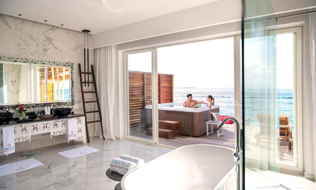 Interior luxuoso com hidromassagem e vista mar