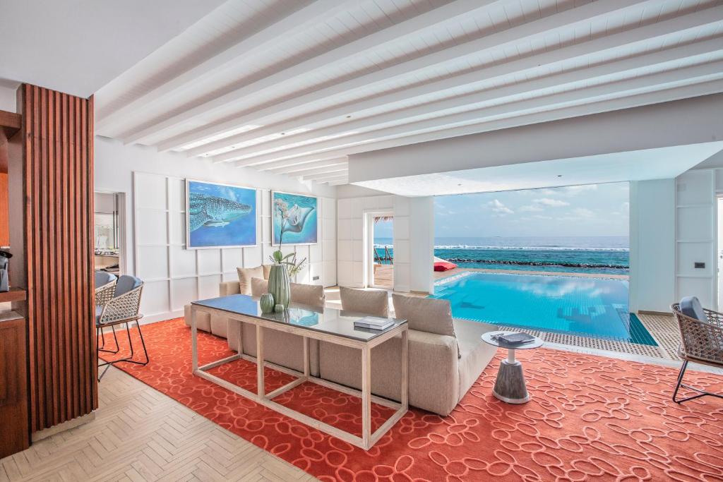 Área de estar da villa com vista oceano