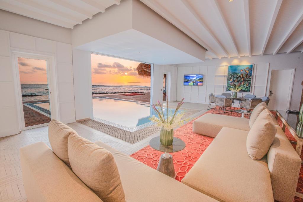 Villa com piscina ao pôr do sol