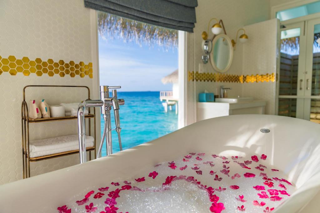 Banheira independente com vista mar